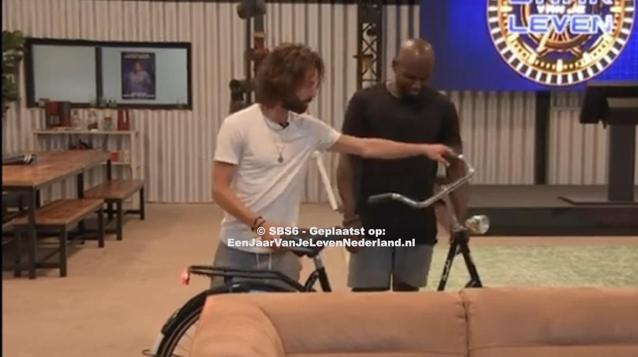 Isaac organiseert een inburgeringscursus om te alvast wennen aan het leven buiten een jaar van Isaac organiseert een inburgeringscursus om te alvast wennen aan het leven buiten een jaar van